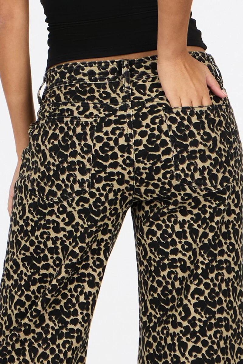 Leopard Print Low-Rise Wide-Leg Jeans - Image 4